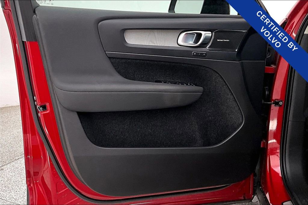 Certified 2023 Volvo XC40 B5 Ultimate w/ Protection Package Premier image 24