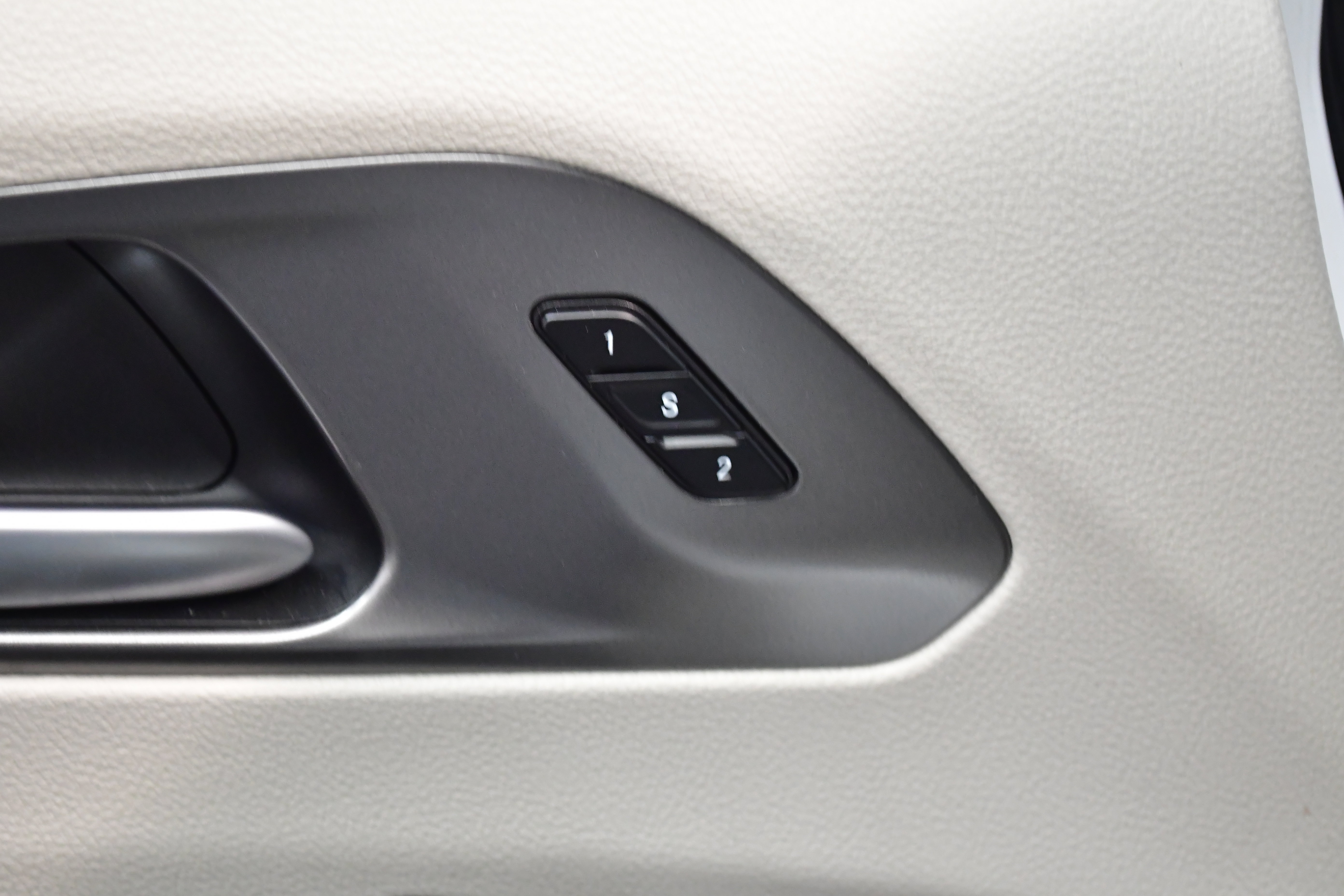 Used 2024 Chrysler Pacifica Touring-L FWD image 17