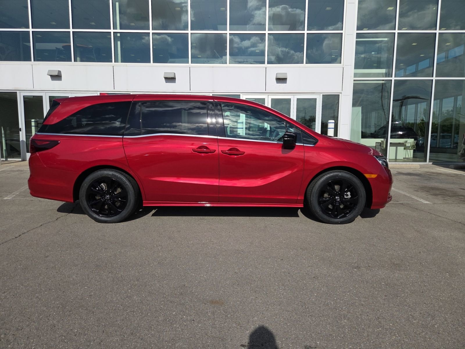 Used 2023 Honda Odyssey Sport image 2