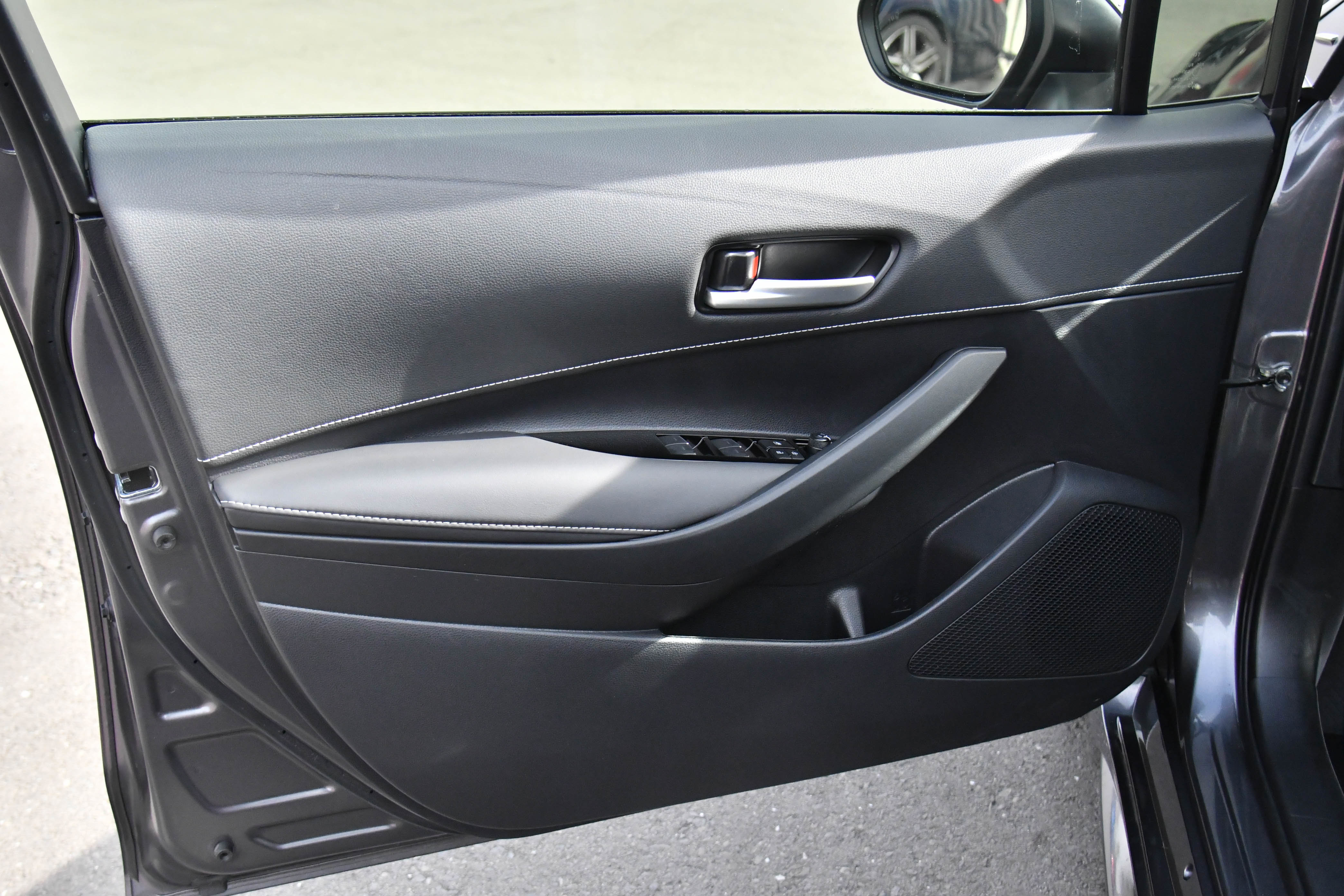 Used 2024 Toyota Corolla SE w/ SE Package image 14