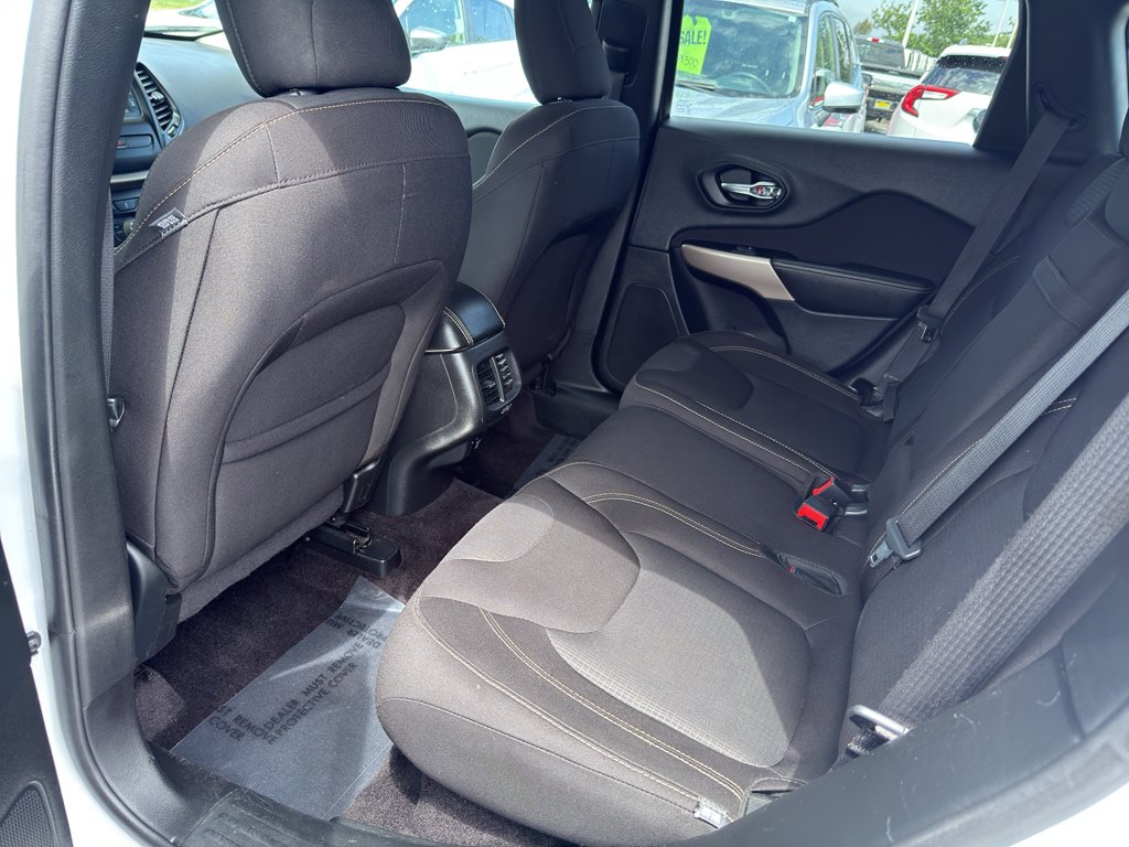 Used 2017 Jeep Cherokee Latitude w/ Safety/Convenience Group AWD/4WD image 13