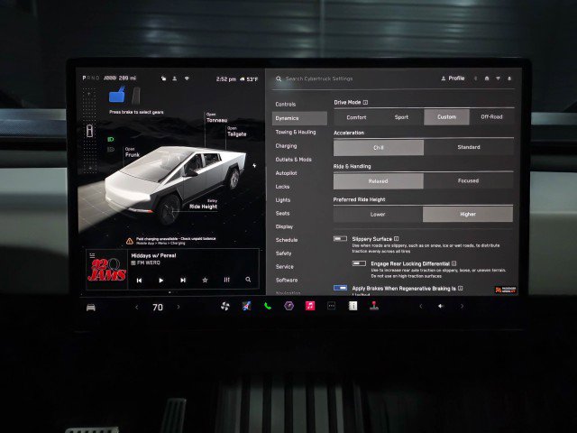 Used 2024 Tesla Cybertruck AWD Crew Cab image 28