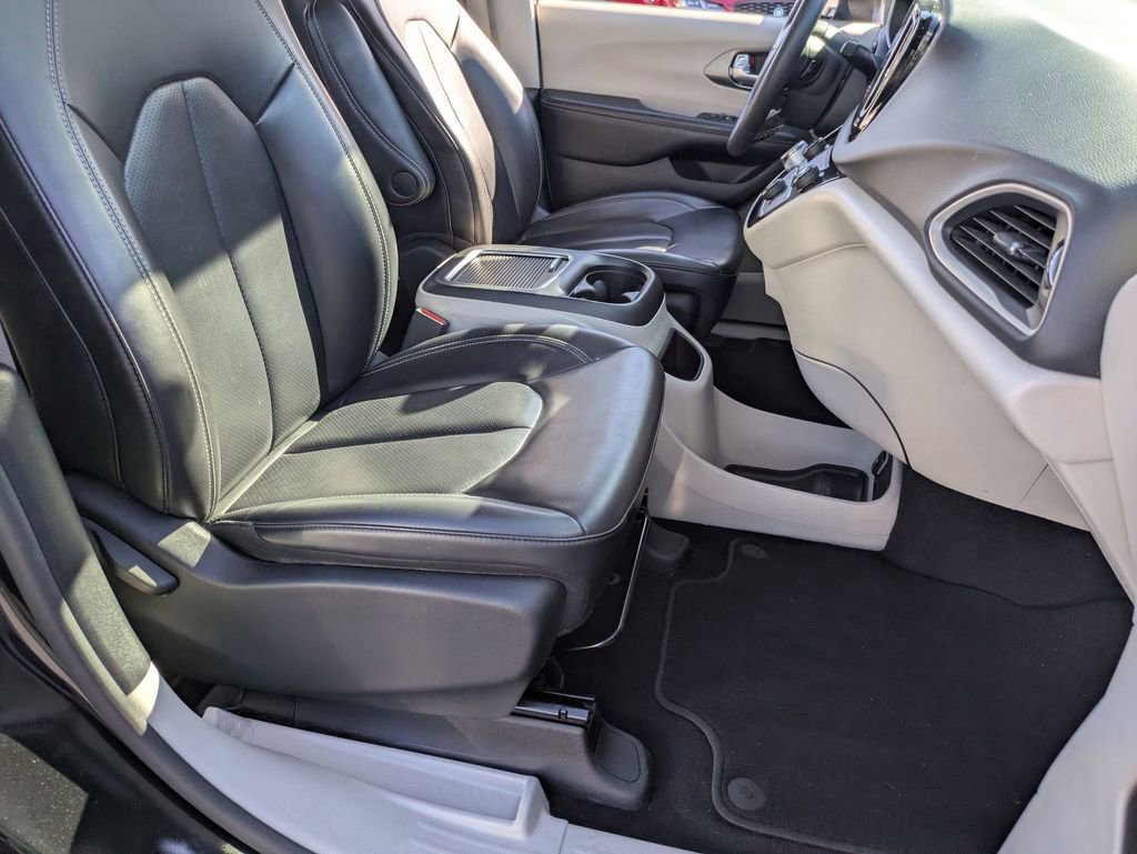 Used 2023 Chrysler Pacifica Touring-L image 29