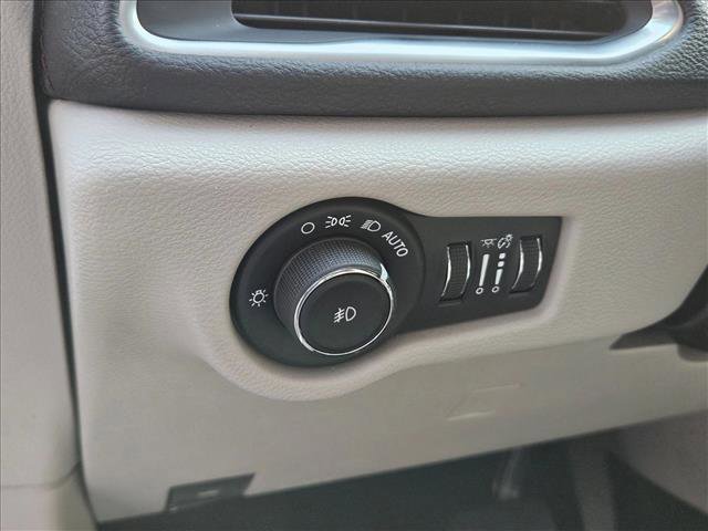 Used 2019 Chrysler Pacifica Limited w/ Tire & Wheel Group image 10