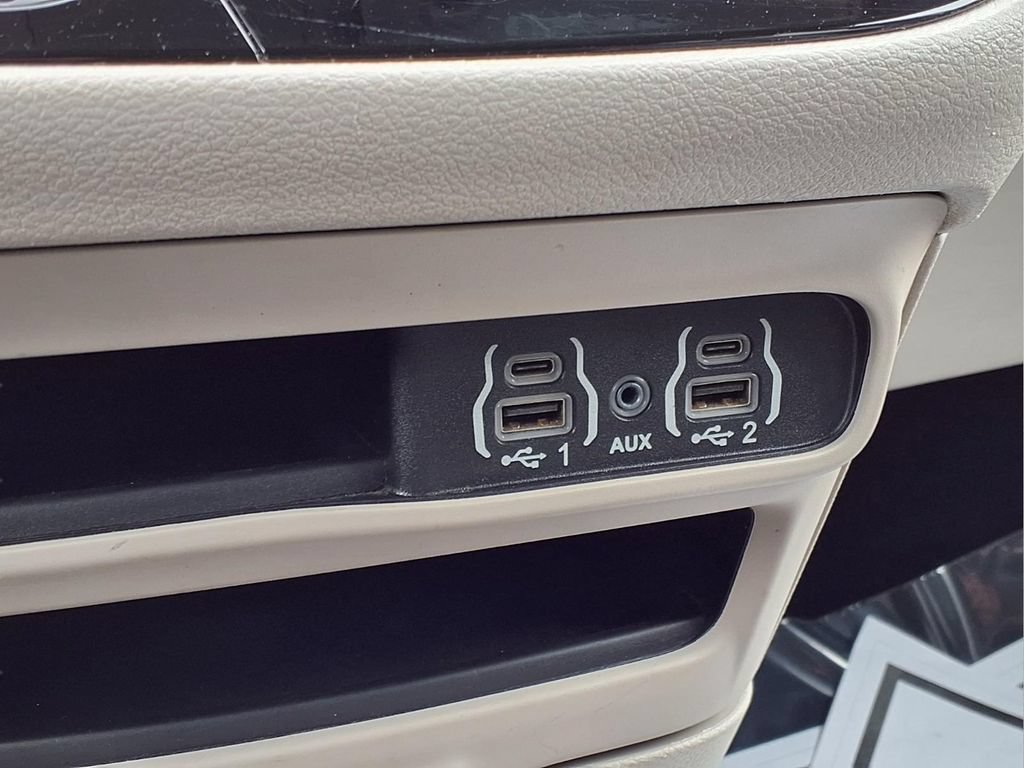 Used 2024 Chrysler Pacifica Touring-L FWD image 13
