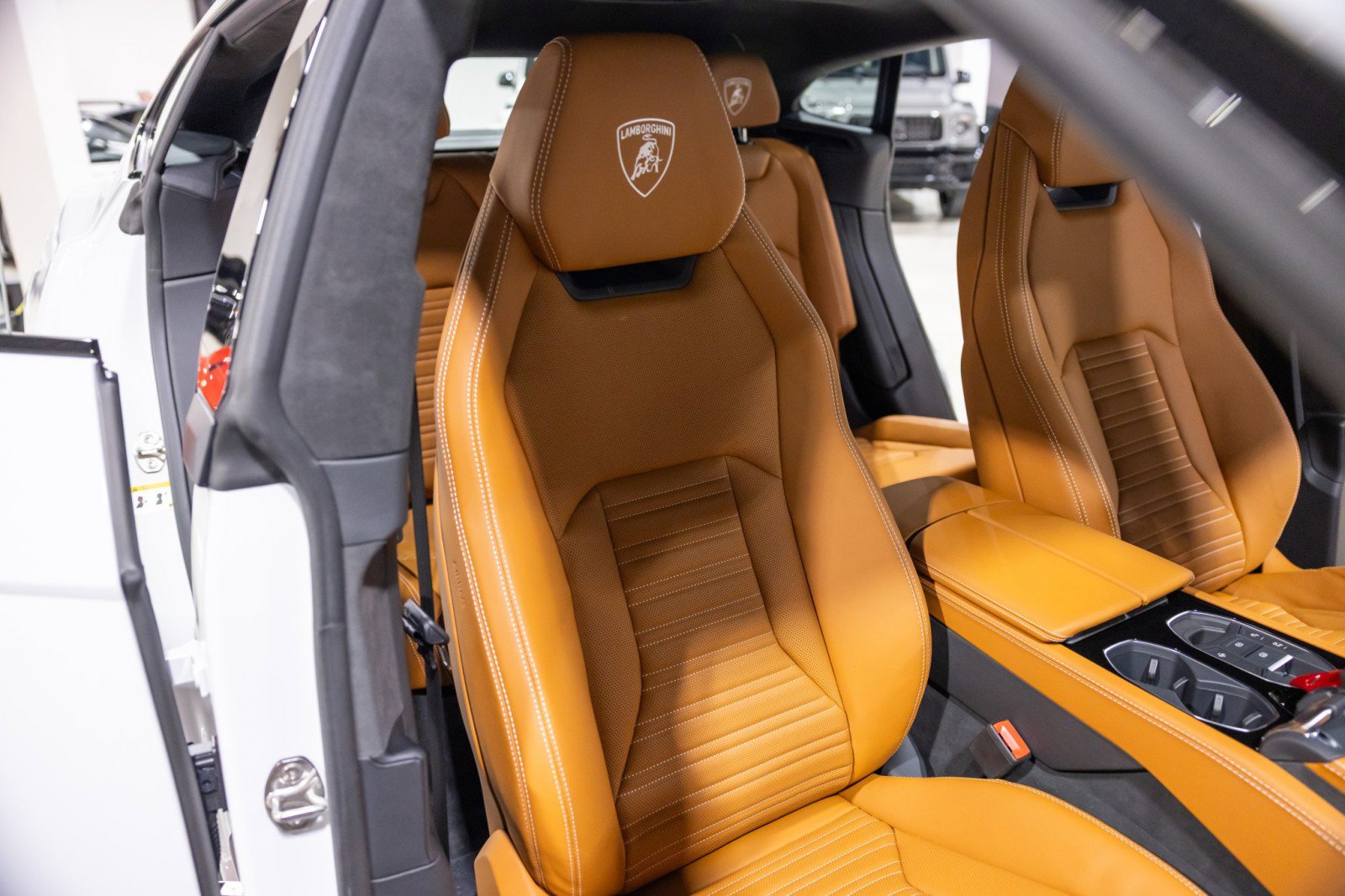 Used 2025 Lamborghini Urus SE image 32