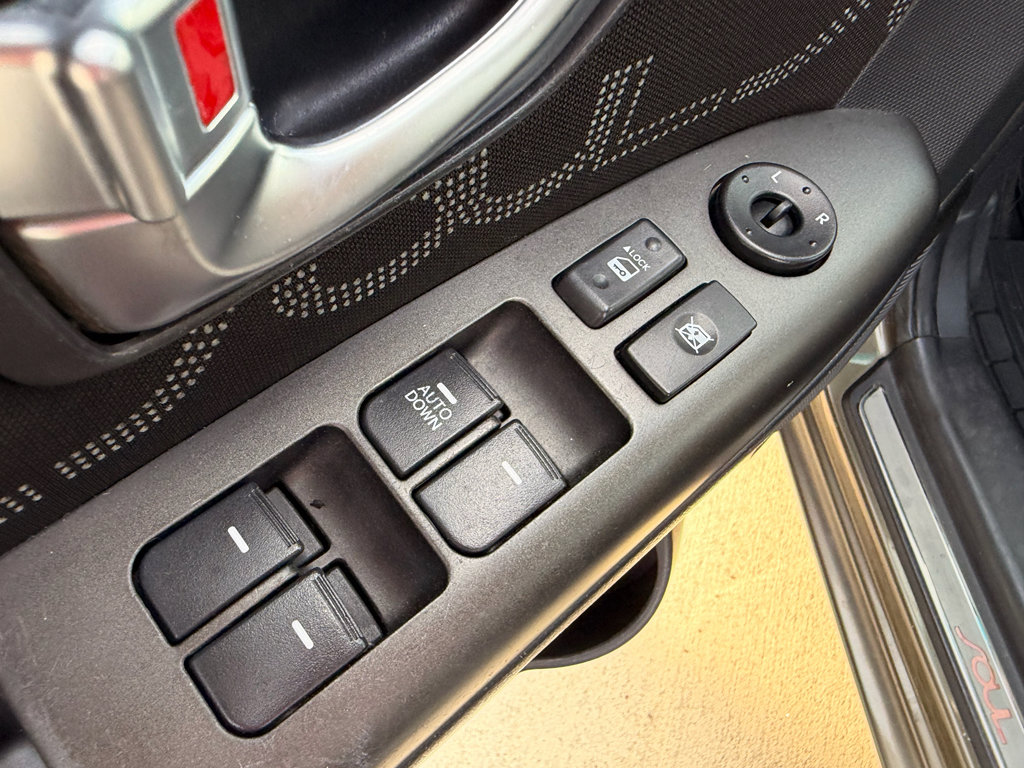 Used 2012 Kia Soul + w/ Audio Pkg FWD image 8