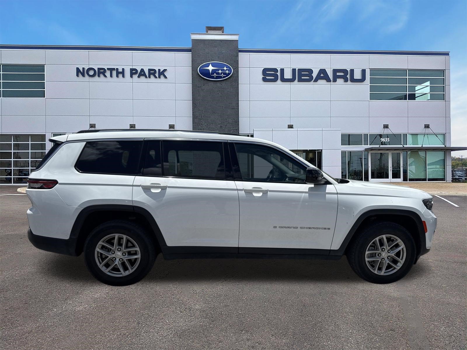 Used 2023 Jeep Grand Cherokee L Laredo w/ Trailer Tow Group (B) AWD/4WD image 4