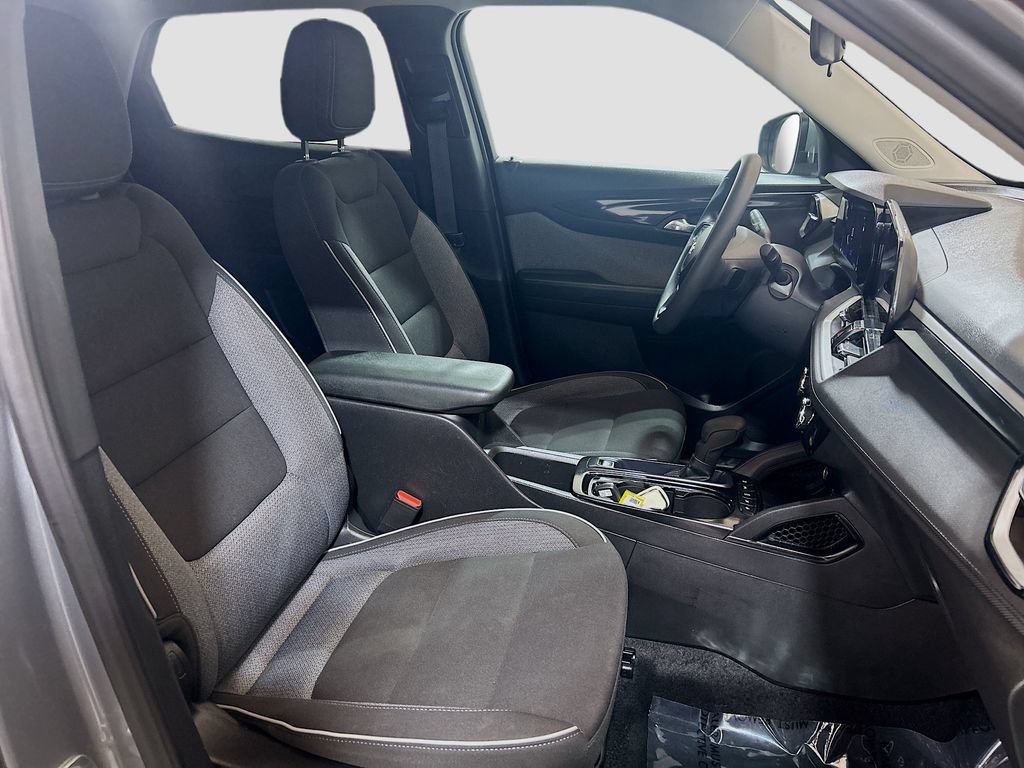 Used 2025 Chevrolet TrailBlazer LT w/ Driver Confidence Package FWD image 23