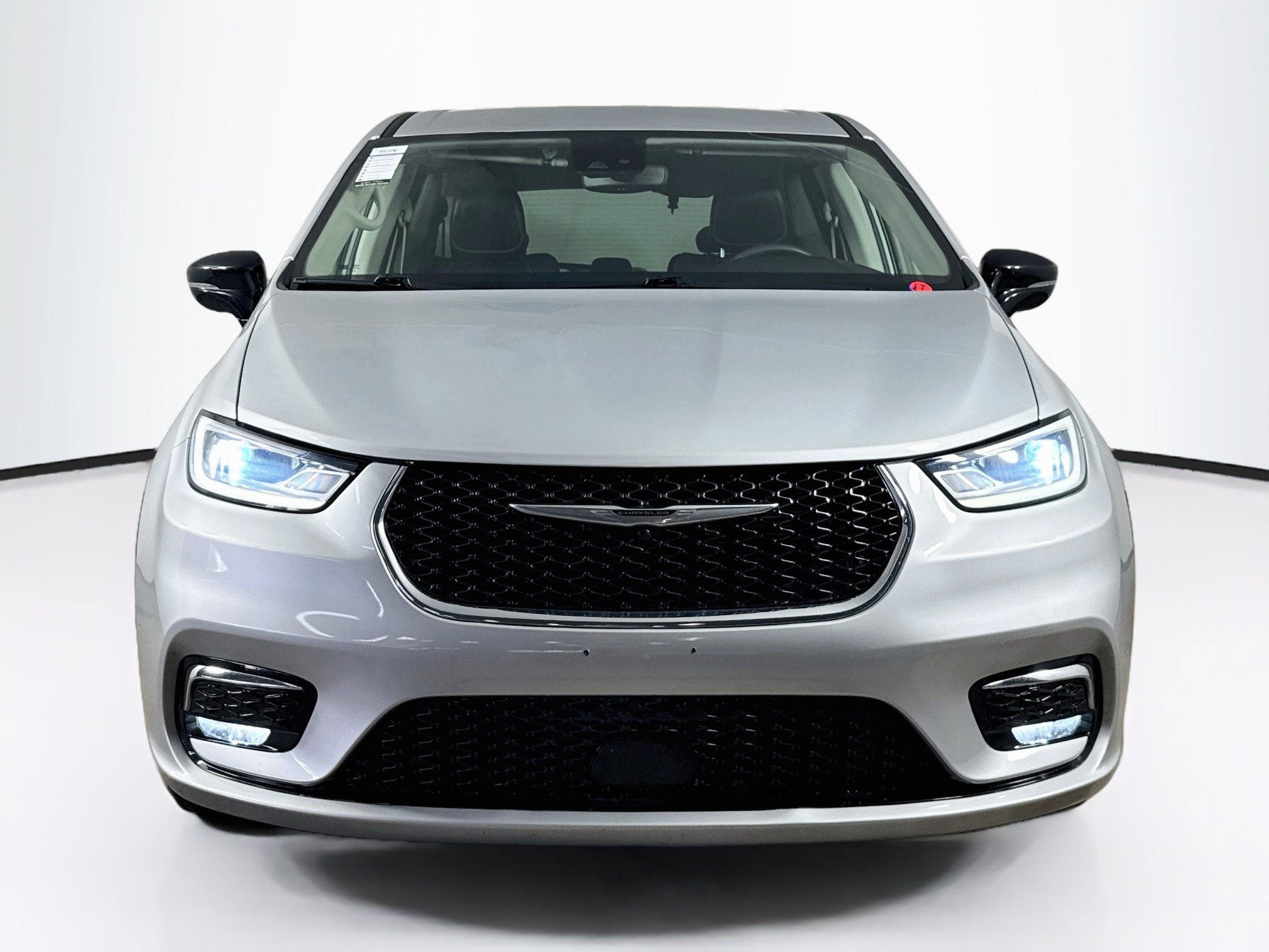 Used 2024 Chrysler Pacifica Touring-L FWD image 3