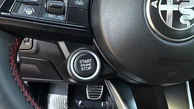 Used 2023 Alfa Romeo Giulia Estrema image 30