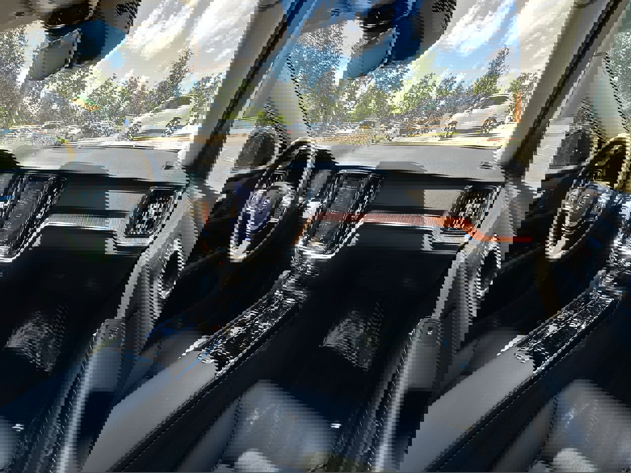 Certified 2022 Volvo S60 T8 R-Design Expression w/ Protection Package Premier image 13