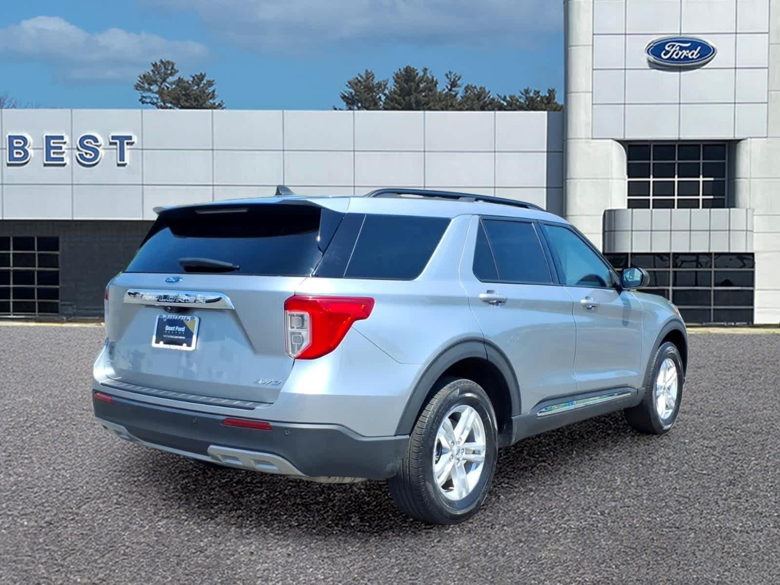 Used 2023 Ford Explorer XLT w/ Equipment Group 202A AWD/4WD image 8
