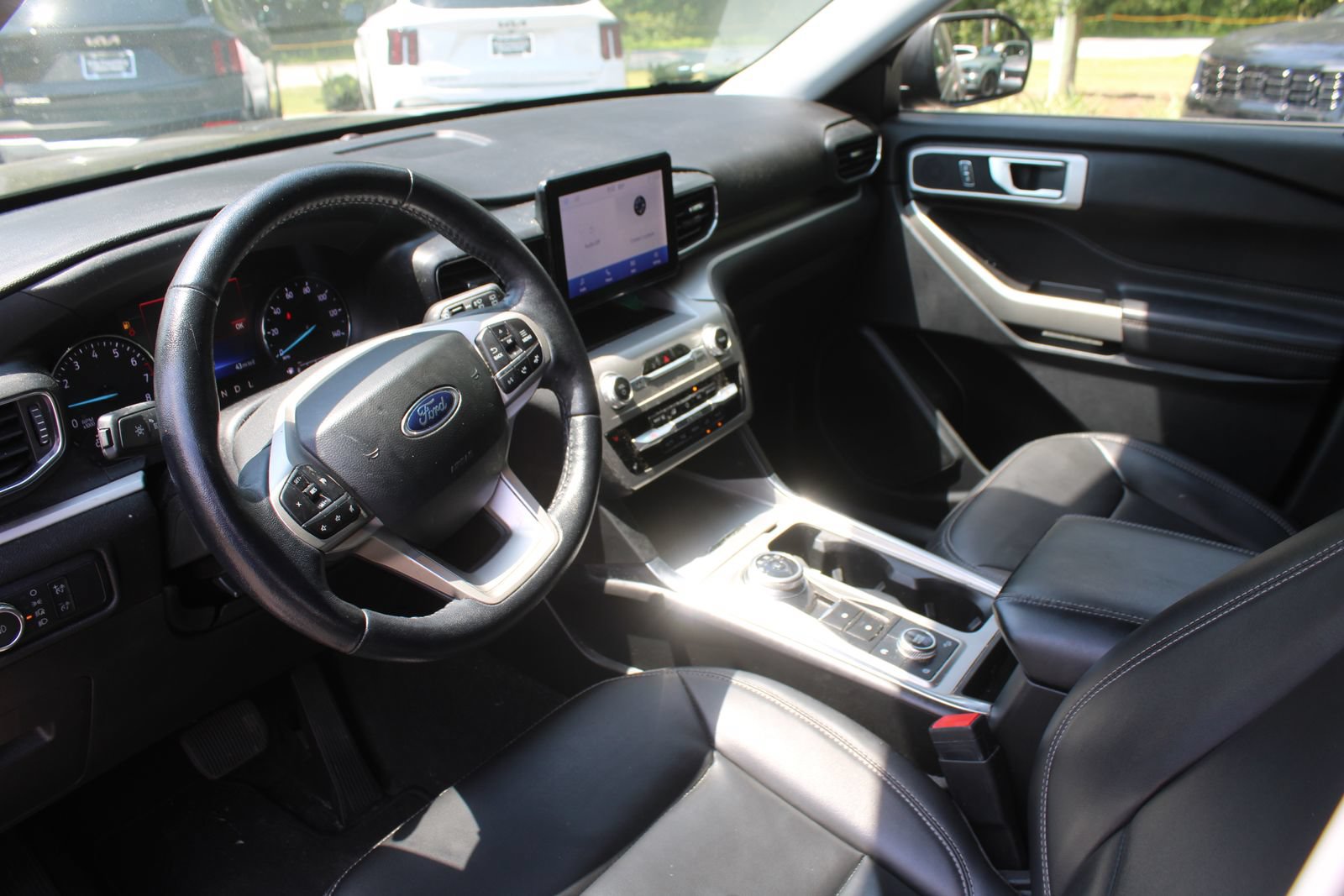 Used 2022 Ford Explorer XLT w/ Equipment Group 202A AWD/4WD image 23