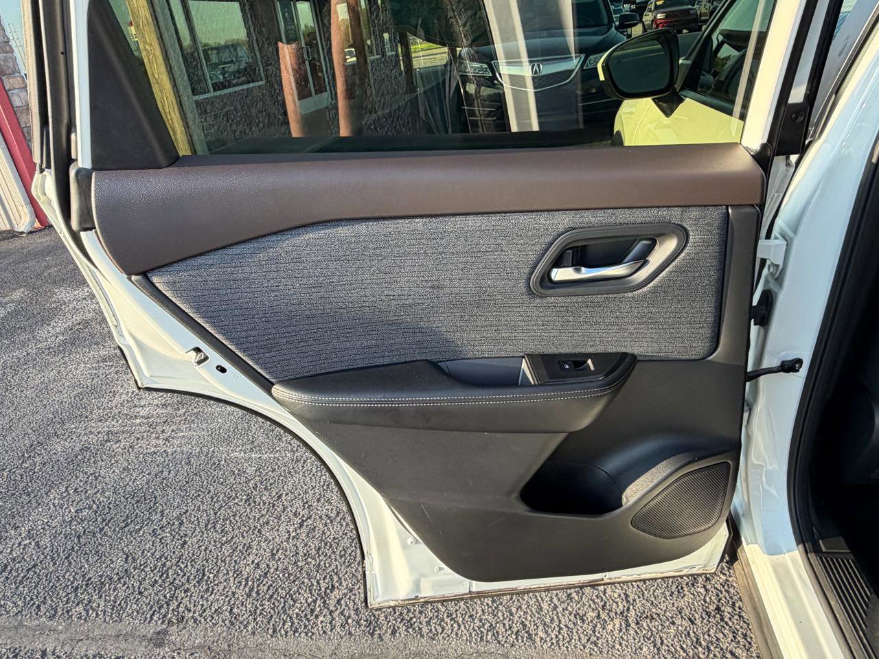 Used 2023 Nissan Rogue SV FWD image 16