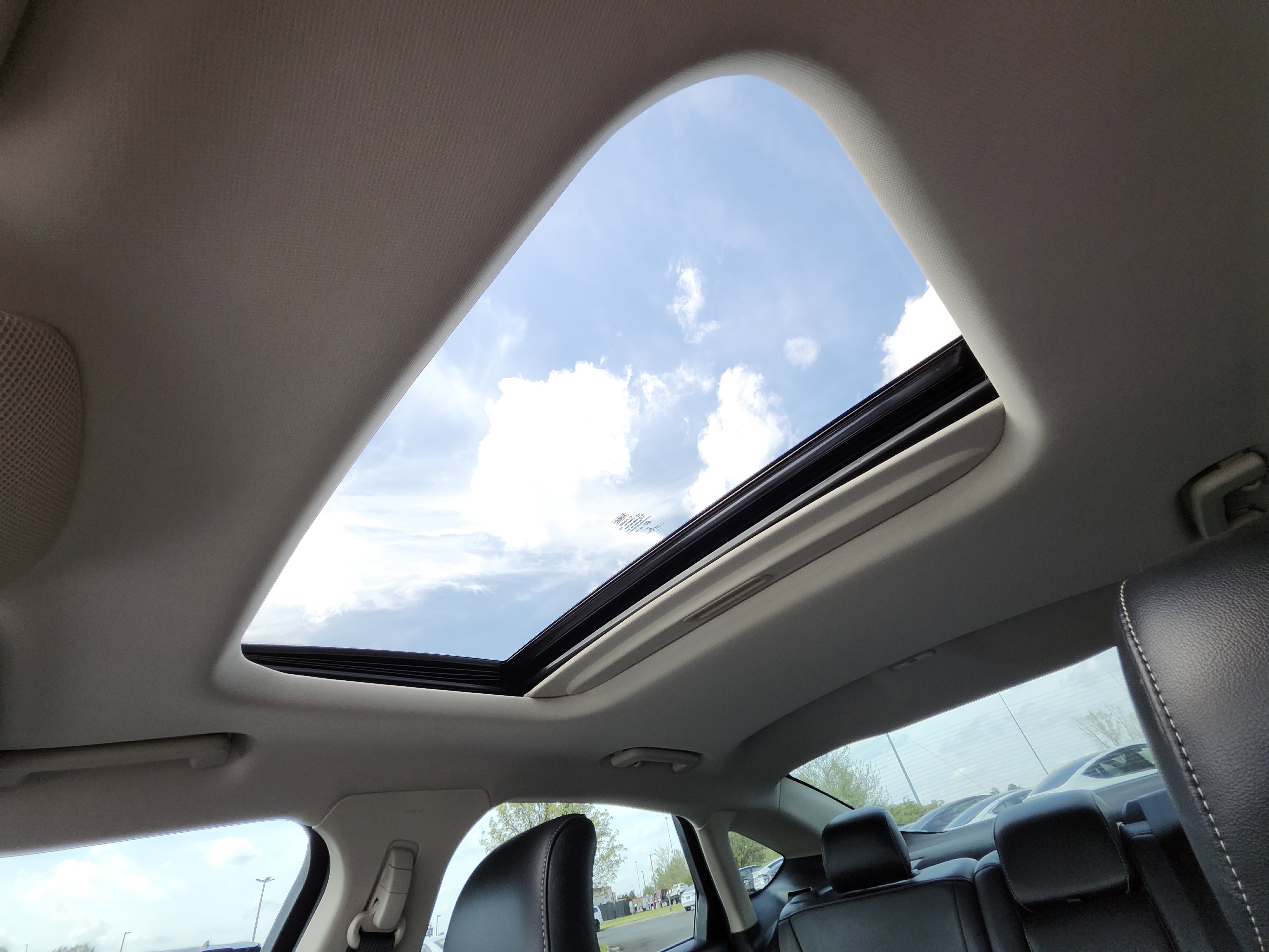 Used 2018 Ford Fusion SE w/ Fusion SE Technology Package image 2