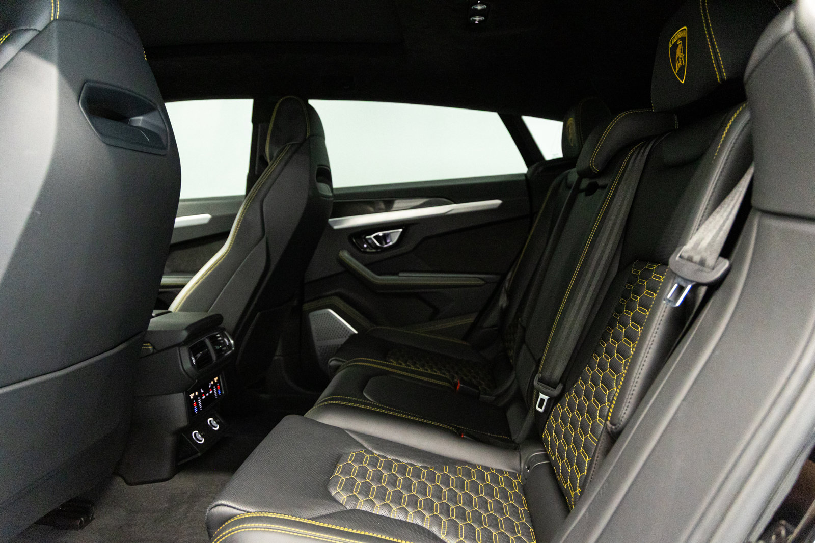 Used 2021 Lamborghini Urus AWD/4WD image 34