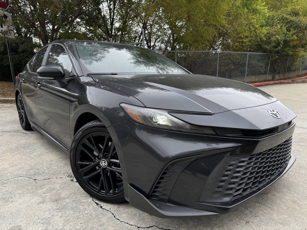 Used 2025 Toyota Camry SE image 3