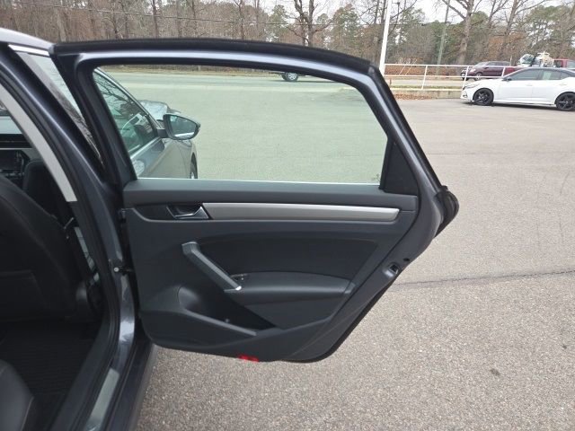 Used 2020 Volkswagen Passat 2.0T SE image 31