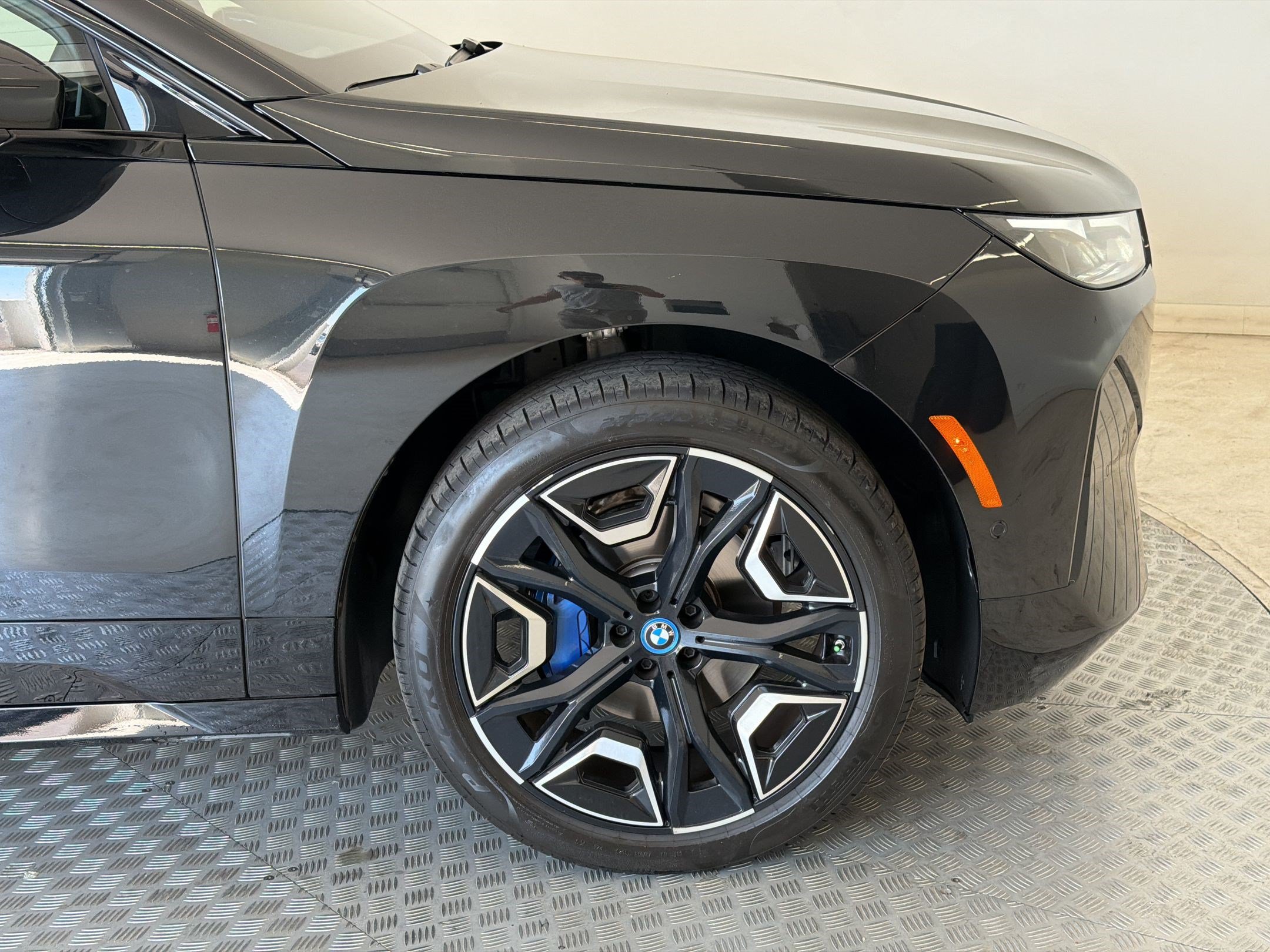 Used 2025 BMW iX xDrive50 w/ Premium Package AWD/4WD image 12
