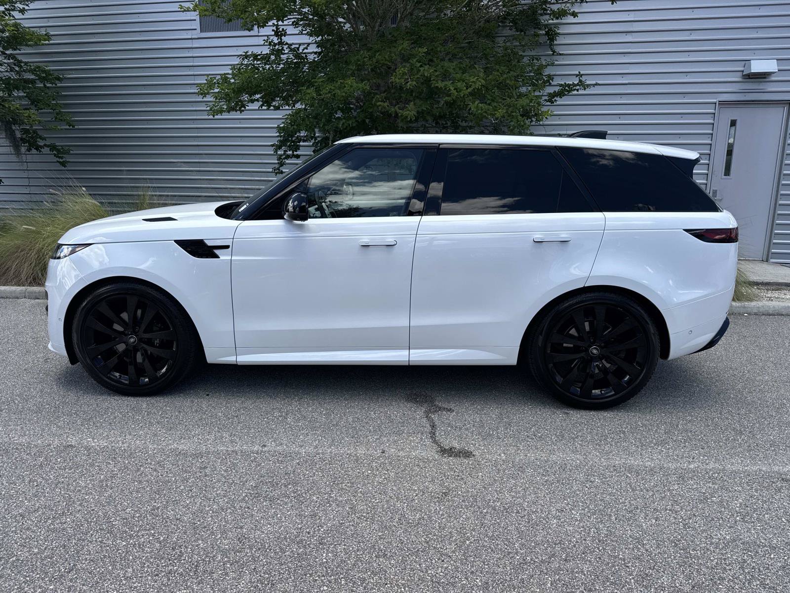 Used 2024 Land Rover Range Rover Sport Dynamic SE AWD/4WD image 2