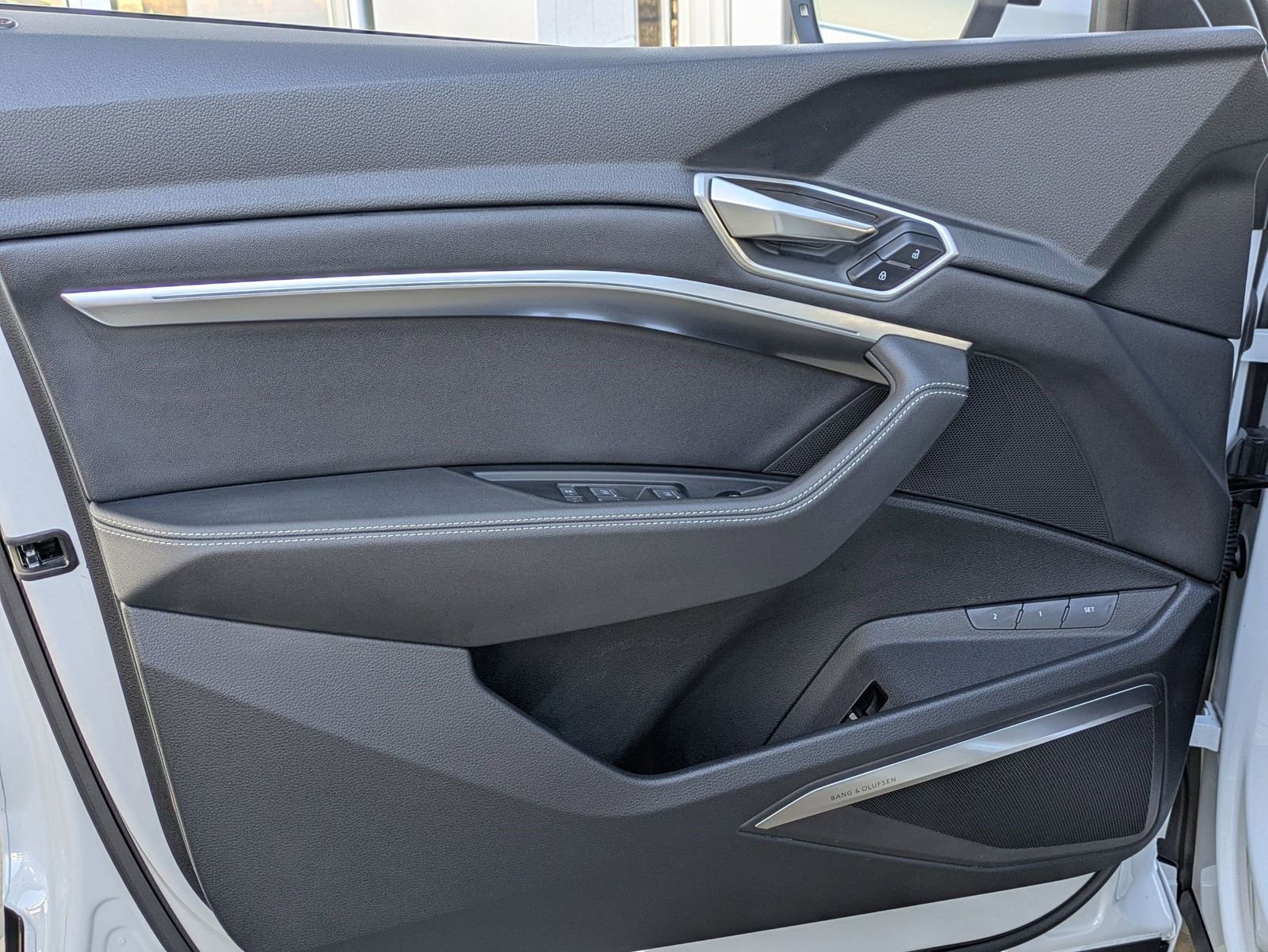 Used 2024 Audi Q8 e-tron Premium Plus image 15