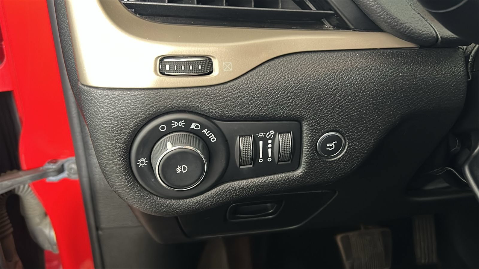 Used 2018 Jeep Cherokee Limited w/ High Altitude Package AWD/4WD image 23