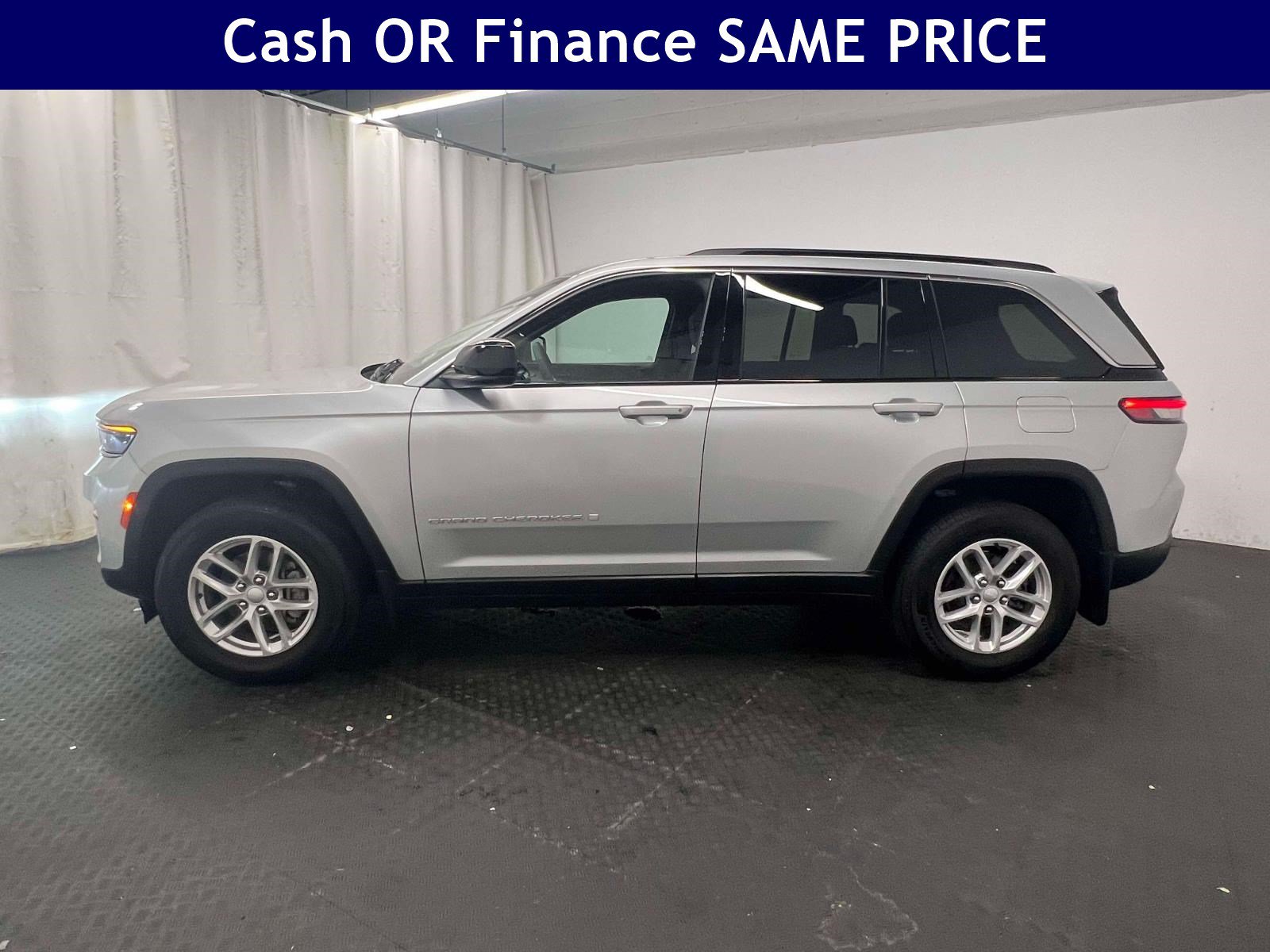Certified 2025 Jeep Grand Cherokee Laredo X w/ Luxury Tech Group I AWD/4WD image 9