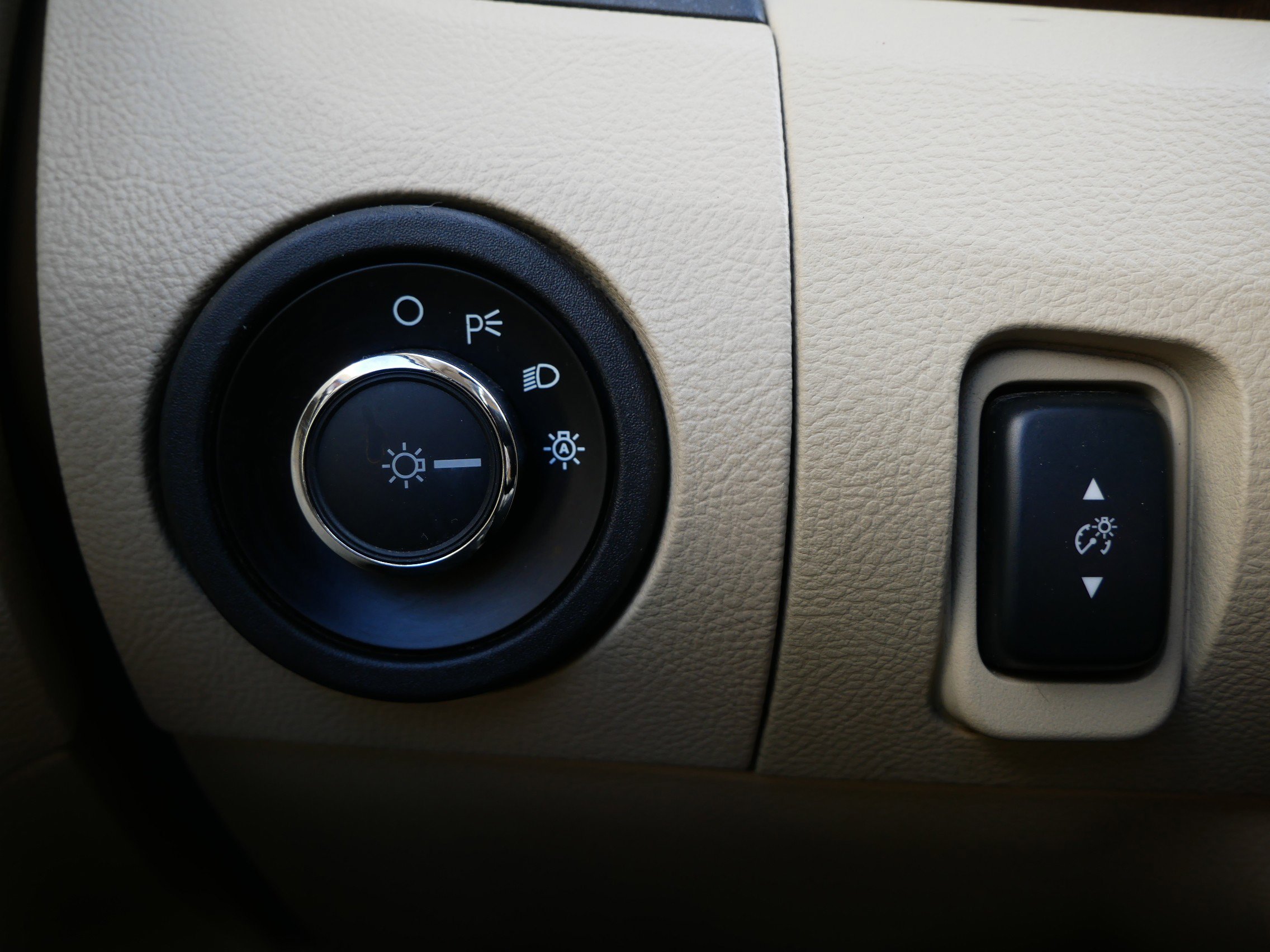 Used 2016 Ford Taurus Limited image 17