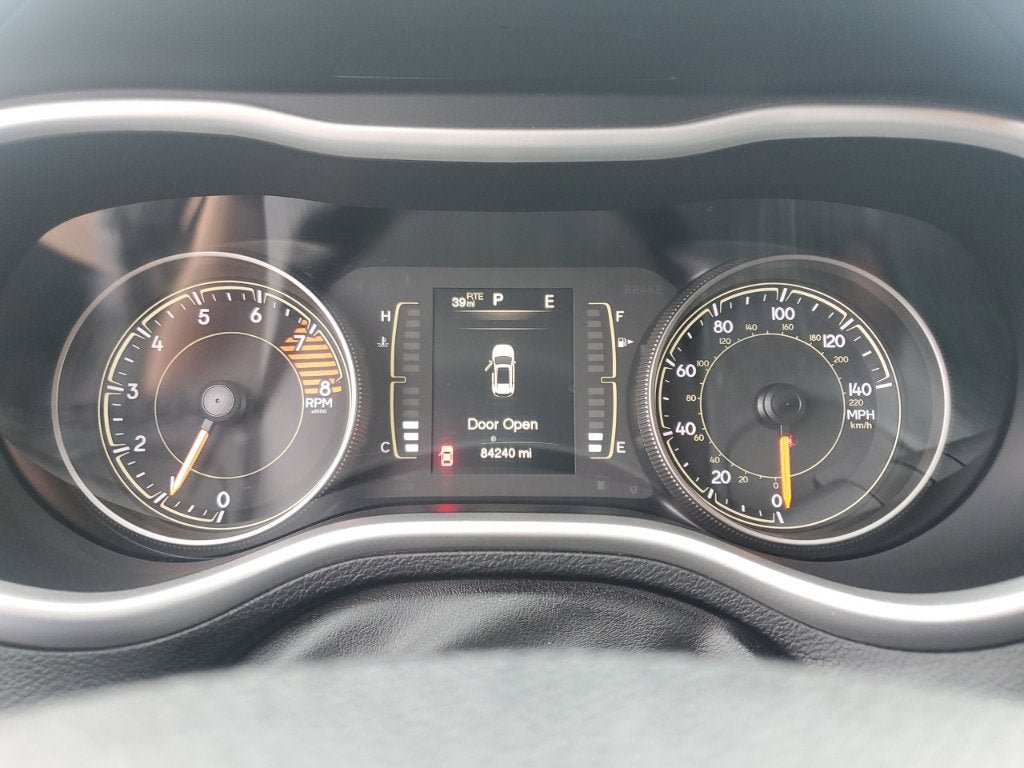 Used 2018 Jeep Cherokee Latitude Plus w/ Cold Weather Group AWD/4WD image 27