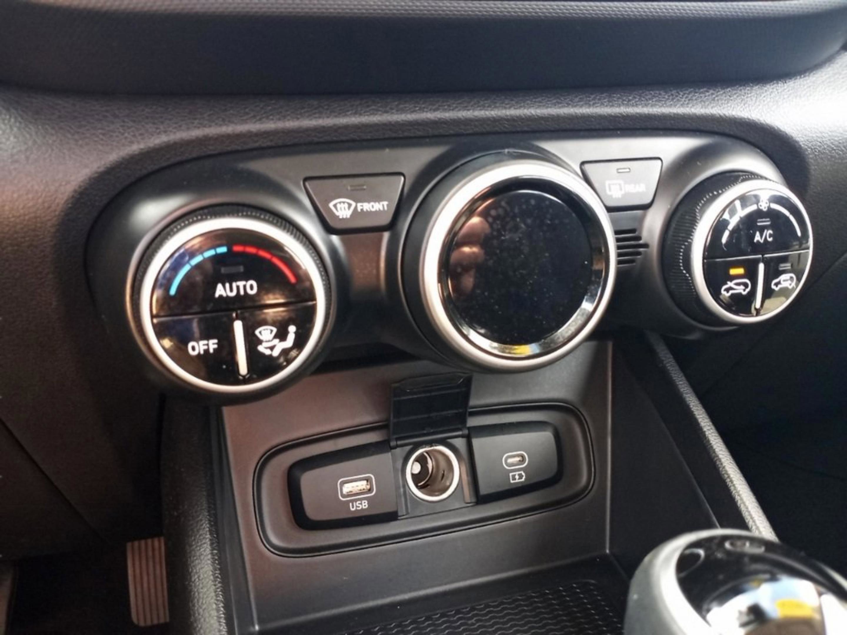 Certified 2024 Hyundai Venue SEL image 16