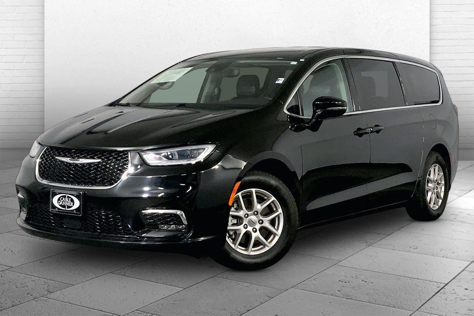 Used 2024 Chrysler Pacifica Touring-L FWD image 12