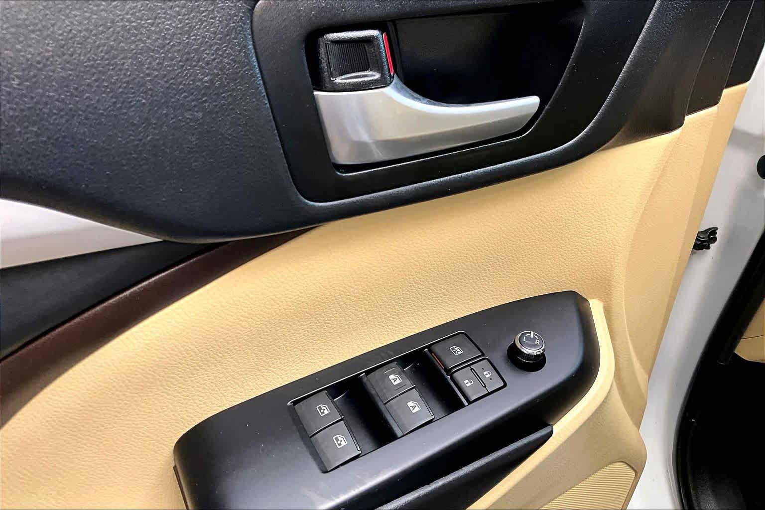 Used 2019 Toyota Highlander XLE AWD/4WD image 32