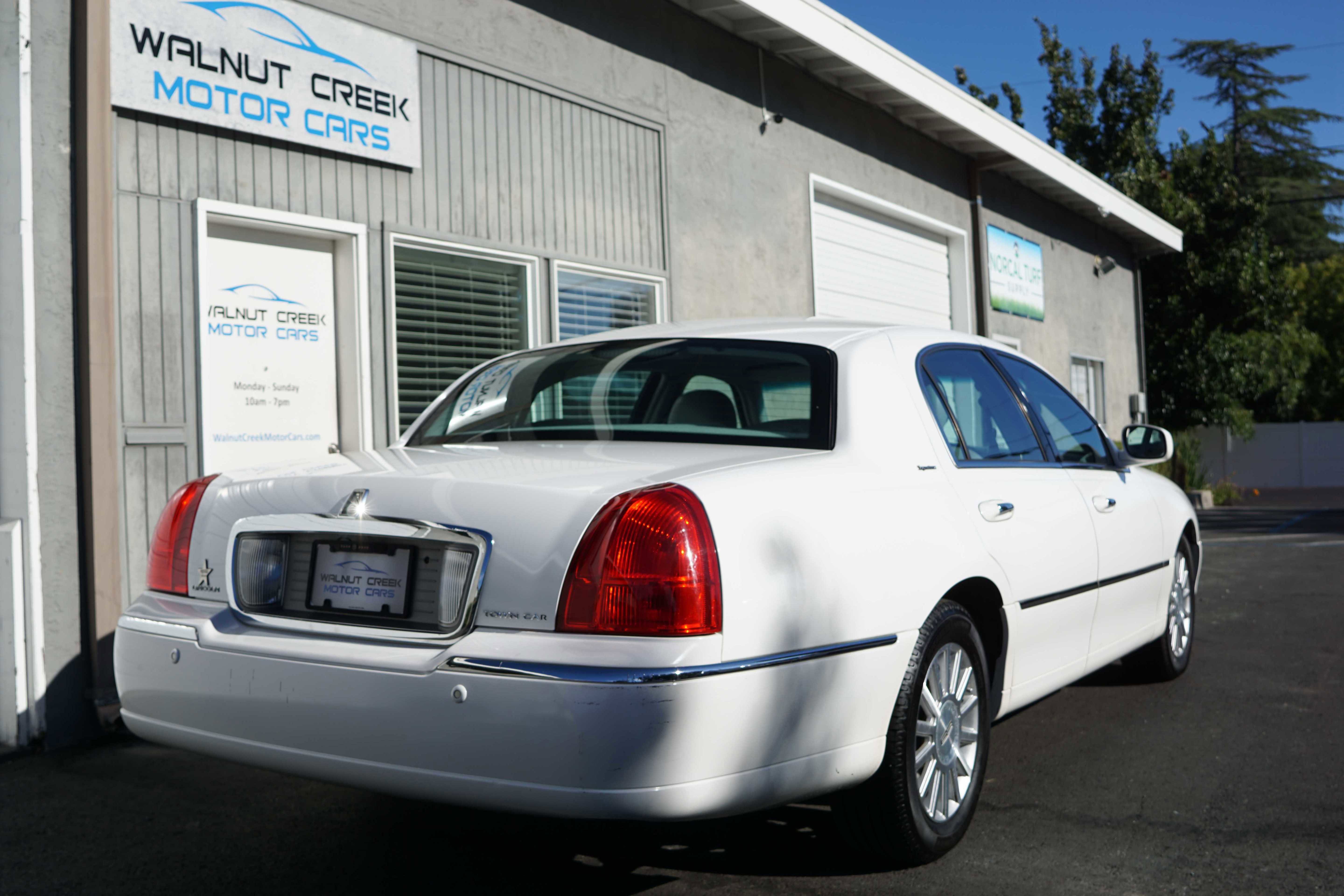 Used 2004 Lincoln Town Car Signature image 24