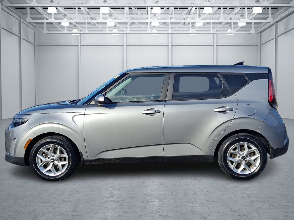 Used 2023 Kia Soul S image 2