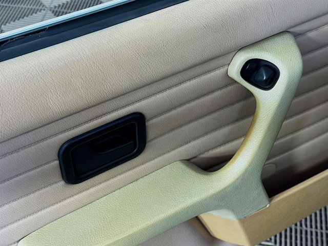 Used 1991 BMW 325i Convertible image 17