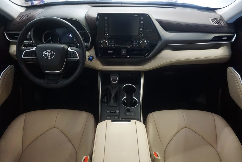 Used 2022 Toyota Highlander XLE AWD/4WD image 26