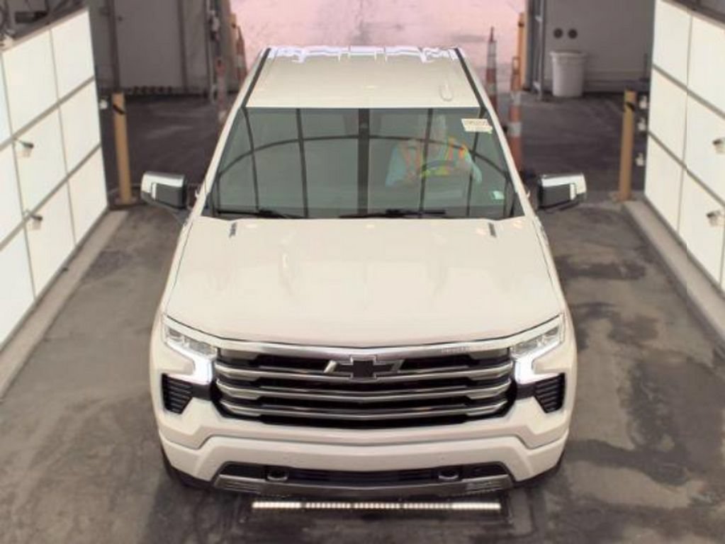 Used 2024 Chevrolet Silverado 1500 High Country w/ Technology Package AWD/4WD image 3