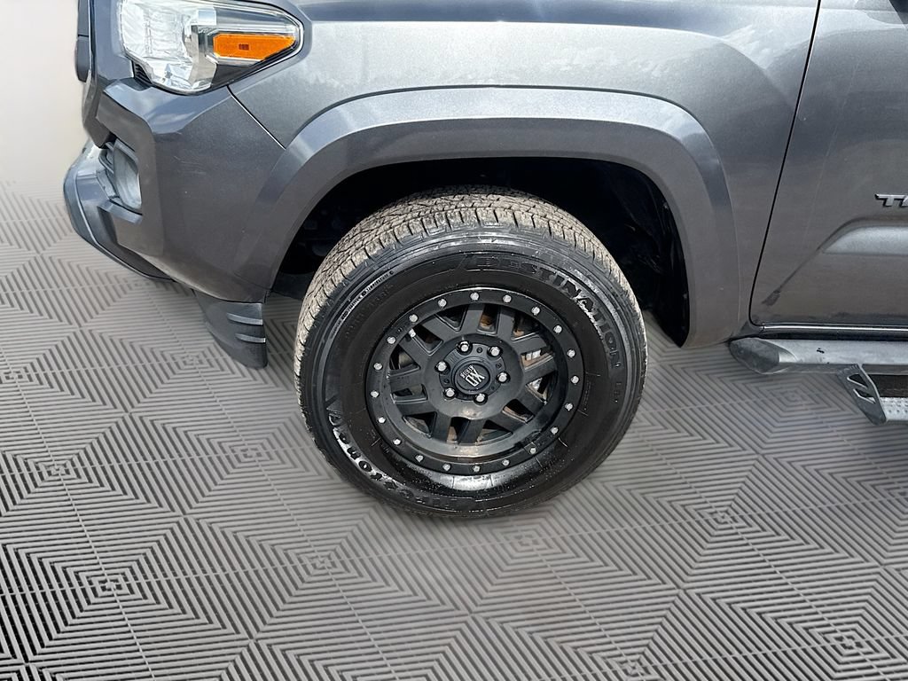 Used 2020 Toyota Tacoma SR5 RWD image 34