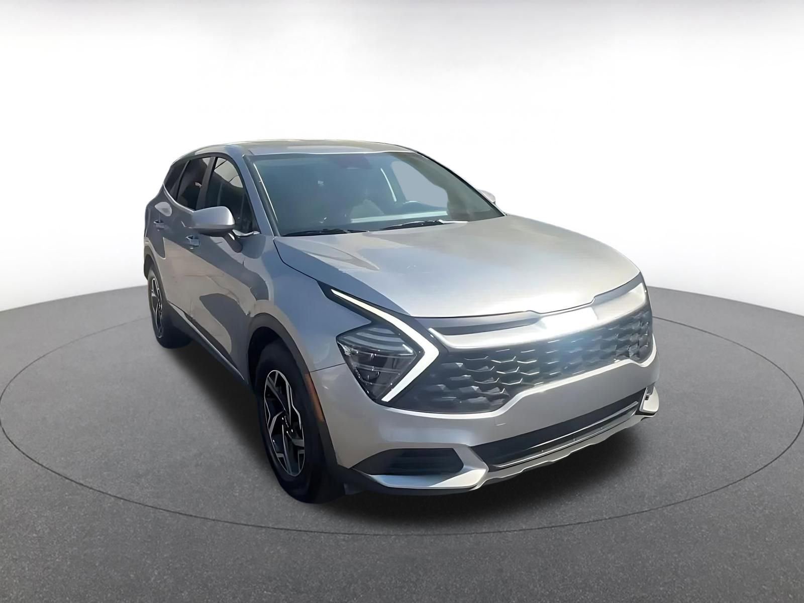 Used 2025 Kia Sportage LX image 3