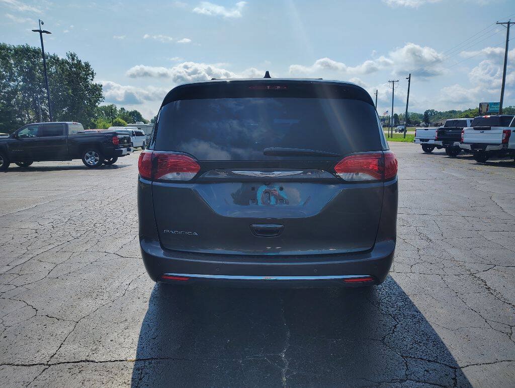 Used 2017 Chrysler Pacifica Touring-L FWD image 8