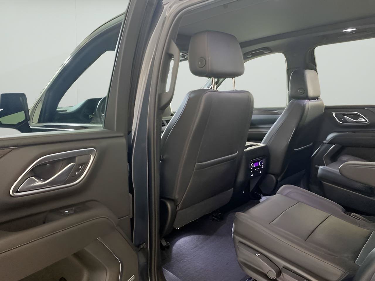 Used 2021 Chevrolet Tahoe Z71 w/ Z71 Signature Package AWD/4WD image 29