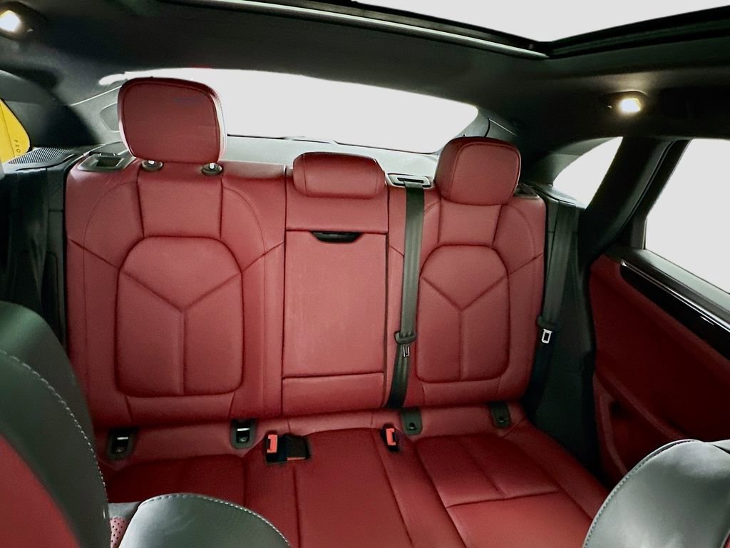 Certified 2024 Porsche Macan AWD/4WD image 29