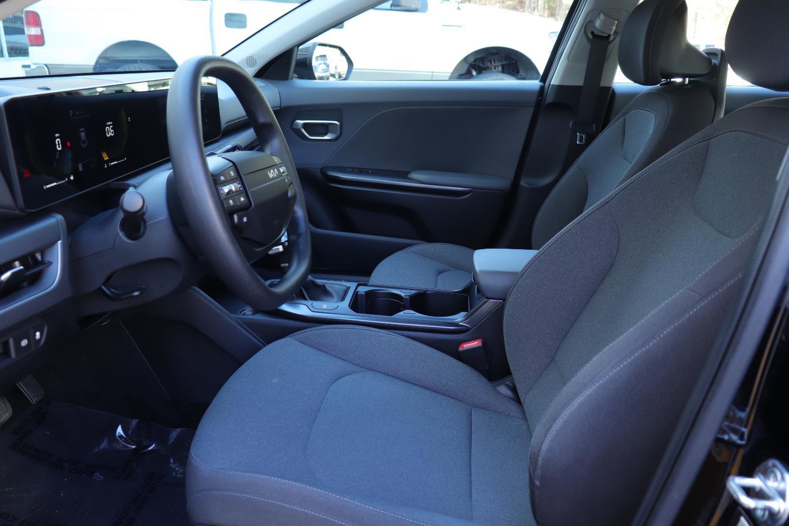 Used 2025 Kia K4 LXS image 12