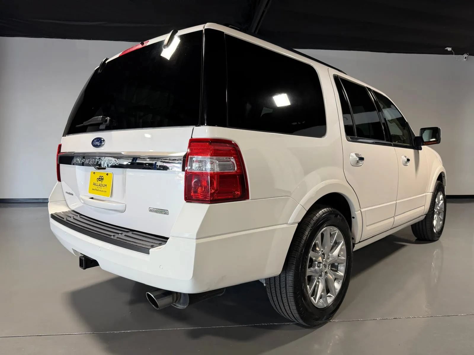 Used 2017 Ford Expedition Limited w/ Equipment Group 301A AWD/4WD image 4