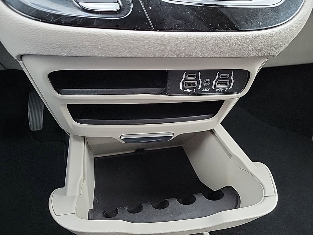 Used 2024 Chrysler Pacifica Touring-L FWD image 22