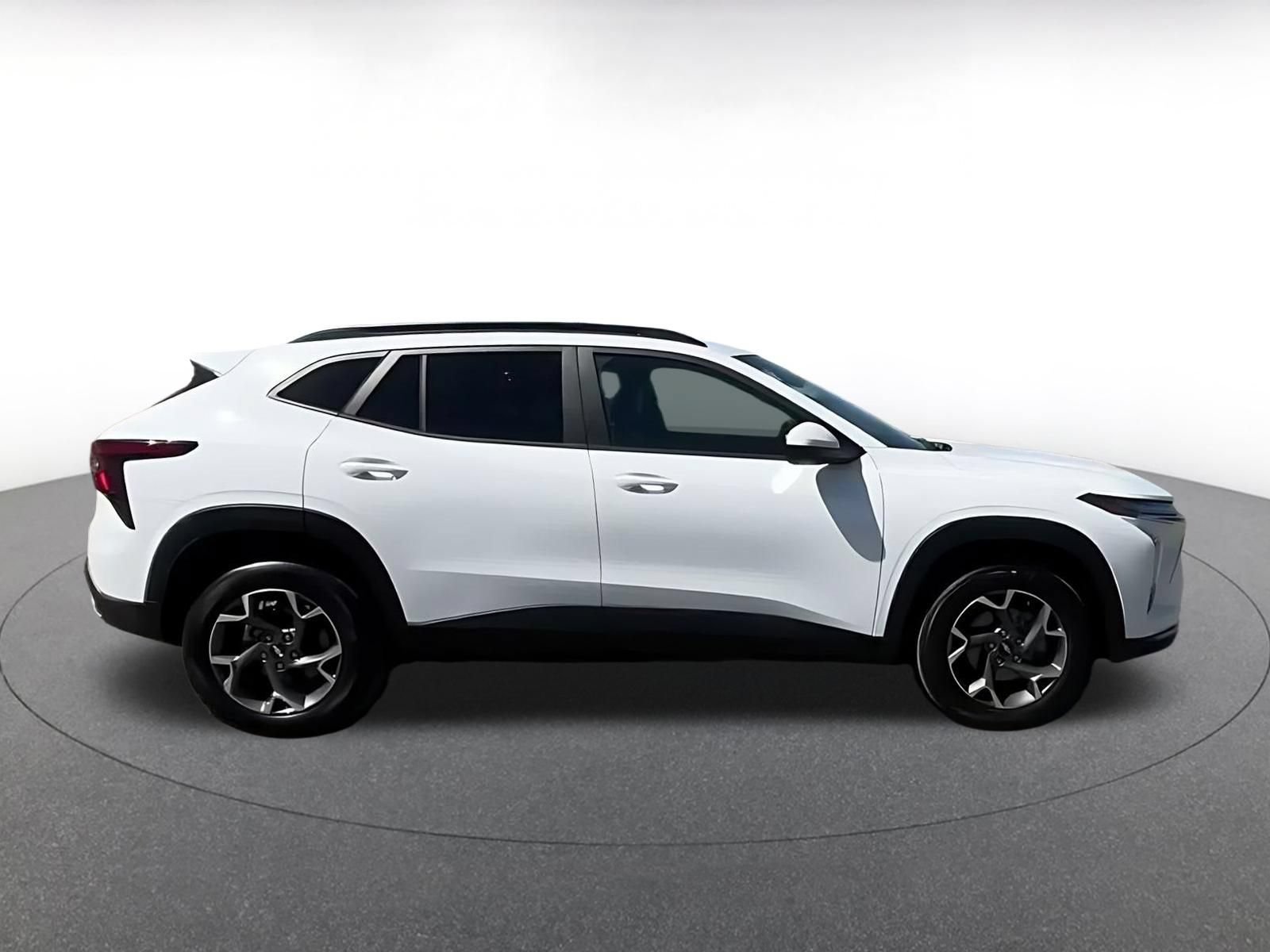 Used 2025 Chevrolet Trax LT FWD image 13