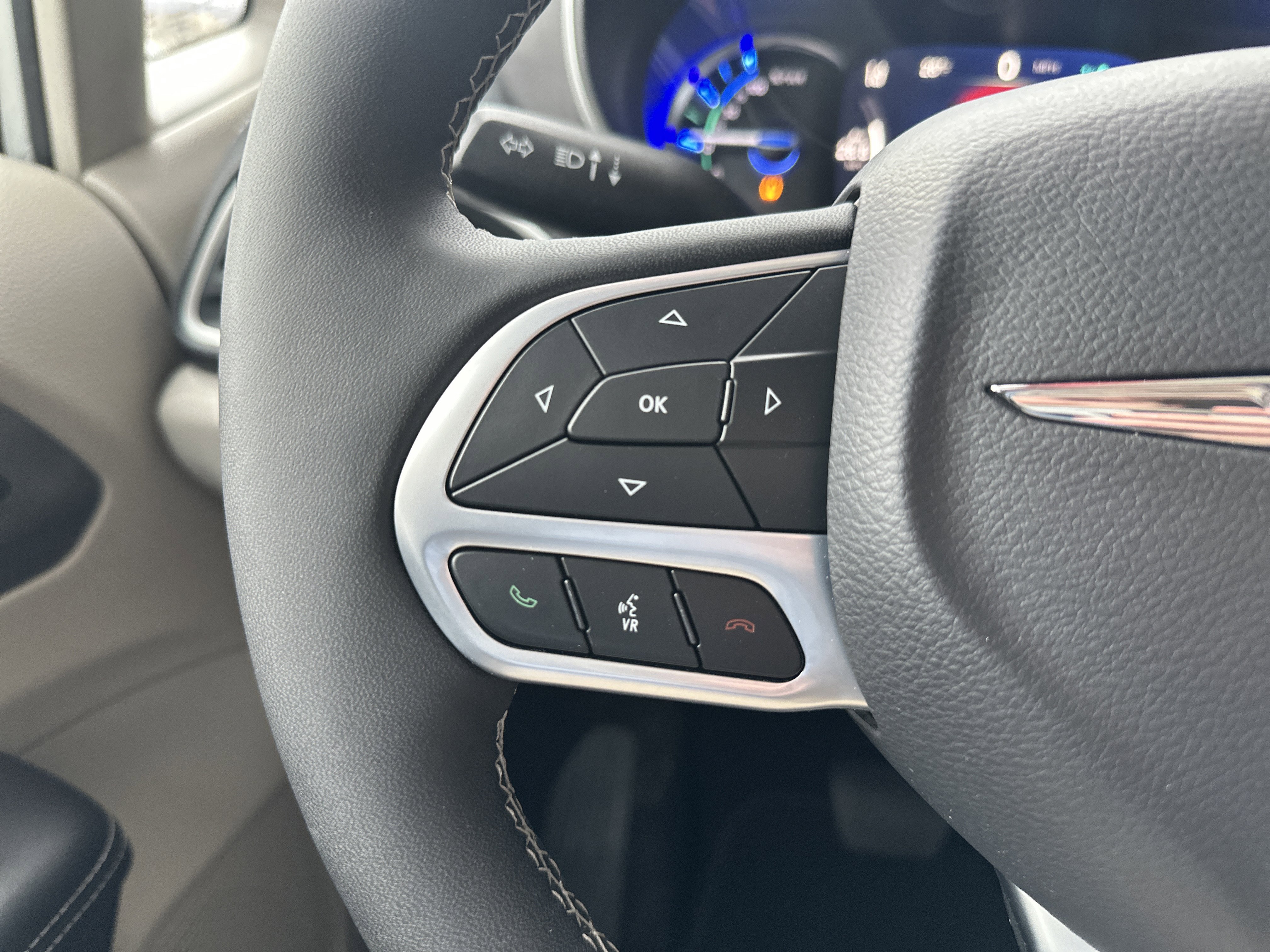 Used 2023 Chrysler Pacifica Touring-L image 25