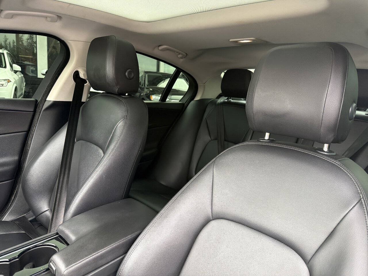 Used 2017 Jaguar XE RWD image 34