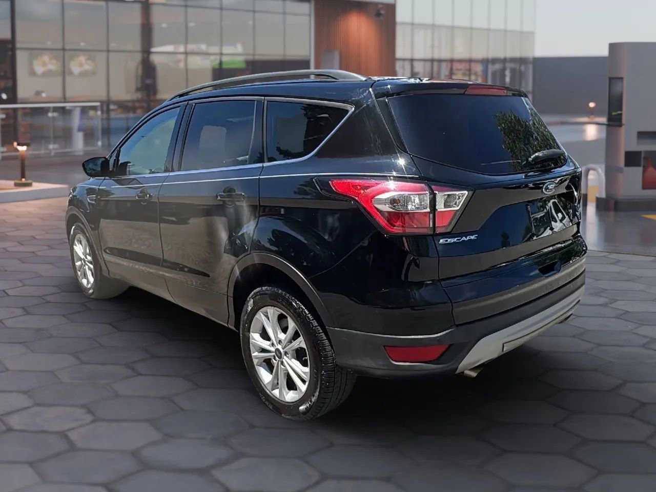 Used 2017 Ford Escape SE w/ SE Leather Comfort Package AWD/4WD image 7